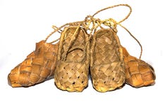 Сандалии березы woodsneaker тапки сплетенные древесиной для ежедневной носки в деревне на деревянной предпосылке стоковое фото Сандалии березы woodsneaker тапки сплетенные древесиной для ежедневной носки в деревне на деревянной предпосылке стоковое фото
