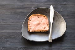 Сандвич с pate и ножом на плите на темноте стоковые фотографии rf Сандвич с pate и ножом на плите на темноте стоковые фотографии rf