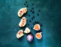 Сандвичи с свежими смоквами, козий сыром и голубиками Вегетарианская еда, концепция натуральных продучтов стоковые фотографии rf Сандвичи с свежими смоквами, козий сыром и голубиками Вегетарианская еда, концепция натуральных продучтов стоковые фотографии rf
