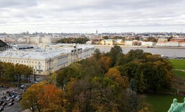 Санкт-Петербург в осени с президентской библиотекой Бориса Ельцина и красочными деревьями и рекой Neva стоковые фото Санкт-Петербург в осени с президентской библиотекой Бориса Ельцина и красочными деревьями и рекой Neva стоковые фото