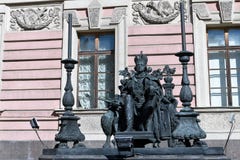 Санкт-Петербург, Россия, апрель 2019 Памятник русскому императору Пол первое во дворе замка Mikhailovsky стоковое изображение rf Санкт-Петербург, Россия, апрель 2019 Памятник русскому императору Пол первое во дворе замка Mikhailovsky стоковое изображение rf