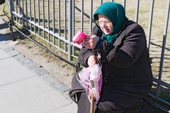 Санкт-Петербург, Россия, апрель 2019 Старуха просит милостыни в центре г стоковое фото rf Санкт-Петербург, Россия, апрель 2019 Старуха просит милостыни в центре г стоковое фото rf