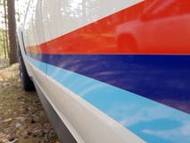 САНКТ-ПЕТЕРБУРГ, РОССИЯ: Взгляд со стороны цвета бренда BMW X5M в лесе на 20-ое июля 2018 стоковое фото САНКТ-ПЕТЕРБУРГ, РОССИЯ: Взгляд со стороны цвета бренда BMW X5M в лесе на 20-ое июля 2018 стоковое фото
