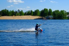 Санкт-Петербург Россия 05 17 2018 Молодой человек ехать wakeboard на воде стоковое изображение Санкт-Петербург Россия 05 17 2018 Молодой человек ехать wakeboard на воде стоковое изображение