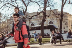 Санкт-Петербург, Россия - 21-ое апреля 2019: взрослые детей идут на квадрат Manege на солнечный весенний день стоковое изображение Санкт-Петербург, Россия - 21-ое апреля 2019: взрослые детей идут на квадрат Manege на солнечный весенний день стоковое изображение