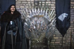 САНКТ-ПЕТЕРБУРГ, РОССИЯ - 27-ОЕ АПРЕЛЯ 2019: Фестиваль фильмов и вентиляторов, снега Джона cosplay около трона утюга, стоковое фото САНКТ-ПЕТЕРБУРГ, РОССИЯ - 27-ОЕ АПРЕЛЯ 2019: Фестиваль фильмов и вентиляторов, снега Джона cosplay около трона утюга, стоковое фото