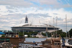Санкт-Петербург, Россия - 8-ое июля 2017: Новый футбольный стадион на острове Krestovsky и конструкции небоскреба Lahta стоковое фото Санкт-Петербург, Россия - 8-ое июля 2017: Новый футбольный стадион на острове Krestovsky и конструкции небоскреба Lahta стоковое фото
