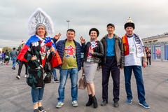 Санкт-Петербург, Россия - 10-ое июля 2018: вентиляторы различных стран сфотографированы перед кубком мира 2018 спички стоковое изображение rf Санкт-Петербург, Россия - 10-ое июля 2018: вентиляторы различных стран сфотографированы перед кубком мира 2018 спички стоковое изображение rf