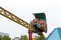 Санкт-Петербург, Россия - 10-ое июля 2018: Привлекательность в парке города кабина русских горок стоковые изображения rf Санкт-Петербург, Россия - 10-ое июля 2018: Привлекательность в парке города кабина русских горок стоковые изображения rf
