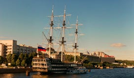 Санкт-Петербург, Россия - 28-ое июня 2017: Панорамный взгляд ресторана - фрегат от реки Neva в Санкт-Петербурге стоковая фотография Санкт-Петербург, Россия - 28-ое июня 2017: Панорамный взгляд ресторана - фрегат от реки Neva в Санкт-Петербурге стоковая фотография