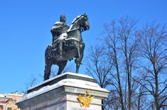 Санкт-Петербург, Россия, 27-ое февраля 2018 Памятник к императору Питеру большой перед замком Mikhailovsky в зиме Стоковая Фотография Санкт-Петербург, Россия, 27-ое февраля 2018 Памятник к императору Питеру большой перед замком Mikhailovsky в зиме Стоковая Фотография