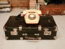 САНКТ-ПЕТЕРБУРГ, РОССИЯ: Старый советский чемодан и бежевый роторный телефон на 30-ое января 2019 стоковое фото rf САНКТ-ПЕТЕРБУРГ, РОССИЯ: Старый советский чемодан и бежевый роторный телефон на 30-ое января 2019 стоковое фото rf