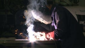 Сварщик работ 11 с электродом заварки Сварщик работ 11 с электродом заварки