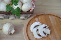 Свежая белизна величает champignon в коричневой корзине на деревянной предпосылке Взгляд сверху скопируйте космос стоковое фото rf Свежая белизна величает champignon в коричневой корзине на деревянной предпосылке Взгляд сверху скопируйте космос стоковое фото rf