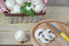 Свежая белизна величает champignon в коричневой корзине на деревянной предпосылке Взгляд сверху скопируйте космос стоковая фотография Свежая белизна величает champignon в коричневой корзине на деревянной предпосылке Взгляд сверху скопируйте космос стоковая фотография