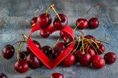 Свежая вишня или сладкая вишня с падениями воды с красным сердцем Концепция на день Святого Валентина стоковое фото Свежая вишня или сладкая вишня с падениями воды с красным сердцем Концепция на день Святого Валентина стоковое фото