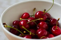 Свежая, зрелая, сладостная вишня в шаре стоковые изображения rf Свежая, зрелая, сладостная вишня в шаре стоковые изображения rf