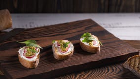 Свежая и хрустящая итальянская закуска как bruschetta или crostini стоковое изображение rf Свежая и хрустящая итальянская закуска как bruschetta или crostini стоковое изображение rf