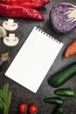 Свежая сочная граница овощей, пустой белый блокнот с космосом экземпляра, взглядом сверху Модель-макет для здорового рецепта блюд стоковое изображение rf Свежая сочная граница овощей, пустой белый блокнот с космосом экземпляра, взглядом сверху Модель-макет для здорового рецепта блюд стоковое изображение rf