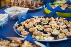 Свеже подготовленный бар закусок, с холодными отрезками, оливки и укус печенья определил размер закуски стоковая фотография Свеже подготовленный бар закусок, с холодными отрезками, оливки и укус печенья определил размер закуски стоковая фотография