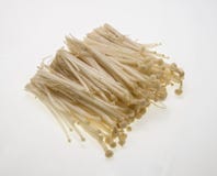 Свежее Enoki величает (золотой гриб) на белой предпосылке Стоковое Изображение Свежее Enoki величает (золотой гриб) на белой предпосылке Стоковое Изображение