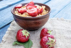 Свежее домодельное muesli, muesli с клубниками в плите на голубой предпосылке стоковые изображения rf Свежее домодельное muesli, muesli с клубниками в плите на голубой предпосылке стоковые изображения rf
