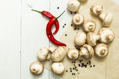 Свежие CEP фермеров и перец красного chili на белой таблице, натуральных продуктах стоковые изображения Свежие CEP фермеров и перец красного chili на белой таблице, натуральных продуктах стоковые изображения
