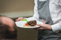 Свежие зажаренные стейк и соус ростбифа bbq на белой плите с зелеными лист салата соус супа малое стекло кувшина стоковое изображение rf Свежие зажаренные стейк и соус ростбифа bbq на белой плите с зелеными лист салата соус супа малое стекло кувшина стоковое изображение rf