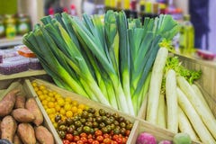 Свежие красочные овощи на счетчике магазина: лук-пореи, томаты вишни, турнепс, картошки, daikon Стоковая Фотография RF Свежие красочные овощи на счетчике магазина: лук-пореи, томаты вишни, турнепс, картошки, daikon Стоковая Фотография RF