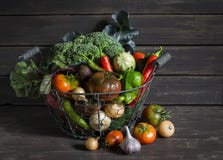 Свежие овощи сада - брокколи, цукини, баклажан, перцы, свеклы, томаты, луки, чеснок - винтажная корзина металла Стоковая Фотография Свежие овощи сада - брокколи, цукини, баклажан, перцы, свеклы, томаты, луки, чеснок - винтажная корзина металла Стоковая Фотография