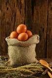 Свежие яичка на деревянной предпосылке от фермы и подготавливают для кашевара в комнате кухни, натуральных продуктах и очищают ед Стоковые Фото Свежие яичка на деревянной предпосылке от фермы и подготавливают для кашевара в комнате кухни, натуральных продуктах и очищают ед Стоковые Фото