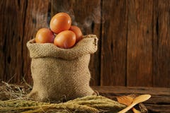 Свежие яичка на деревянной предпосылке от фермы и подготавливают для кашевара в комнате кухни, натуральных продуктах и очищают ед Стоковое фото RF Свежие яичка на деревянной предпосылке от фермы и подготавливают для кашевара в комнате кухни, натуральных продуктах и очищают ед Стоковое фото RF