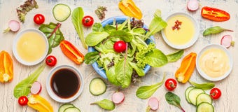 Свежий вегетарианский салат с очень вкусными ингридиентами, шлихтами и салатом овощей выходит для здоровых еды или диеты стоковое фото rf Свежий вегетарианский салат с очень вкусными ингридиентами, шлихтами и салатом овощей выходит для здоровых еды или диеты стоковое фото rf