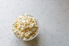 Свежий горячий попкорн в стеклянном шаре готовом быть съеденным ( стоковые изображения rf Свежий горячий попкорн в стеклянном шаре готовом быть съеденным ( стоковые изображения rf