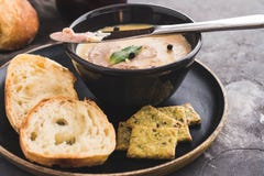 Свежий домодельный pate цыпленка с хлебом на черной предпосылке скопируйте космос стоковое изображение Свежий домодельный pate цыпленка с хлебом на черной предпосылке скопируйте космос стоковое изображение