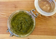 Свежий немецкий wildgarlic pesto сделал весной сезон стоковые изображения Свежий немецкий wildgarlic pesto сделал весной сезон стоковые изображения