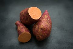 Свежий органический сладкий картофель на темной предпосылке стоковое изображение Свежий органический сладкий картофель на темной предпосылке стоковое изображение