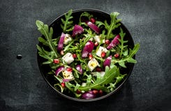 Свежий салат весны с rucola, сыром фета и красным луком стоковые изображения rf Свежий салат весны с rucola, сыром фета и красным луком стоковые изображения rf