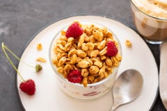 Свежий югурт с rasberries и кофе в ясном стекле Поленики в белом шаре Здоровый завтрак утра стоковые фотографии rf Свежий югурт с rasberries и кофе в ясном стекле Поленики в белом шаре Здоровый завтрак утра стоковые фотографии rf