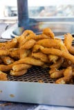 Свежо испеченное традиционное испанское печенье десерта Глубокие churros картофеля фри на рынке фермеров Еда улицы Местная кухня стоковая фотография Свежо испеченное традиционное испанское печенье десерта Глубокие churros картофеля фри на рынке фермеров Еда улицы Местная кухня стоковая фотография