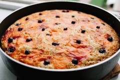 Свежо испеченный очень вкусный яблочный пирог Шарлотта blackcurrant охлаждает вниз в кулинарной форме стоковые фотографии rf Свежо испеченный очень вкусный яблочный пирог Шарлотта blackcurrant охлаждает вниз в кулинарной форме стоковые фотографии rf