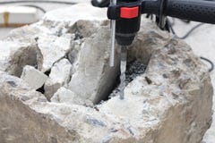Сверля отверстие в бетон Стоковое Изображение RF Сверля отверстие в бетон Стоковое Изображение RF