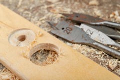 Сверлить с лопастью сверлит внутри макулатурный картон Работа плотничества в мастерской плотничества стоковое фото rf Сверлить с лопастью сверлит внутри макулатурный картон Работа плотничества в мастерской плотничества стоковое фото rf