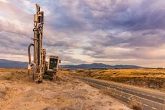 Сверля утес в работах создавать дорогу стоковые изображения Сверля утес в работах создавать дорогу стоковые изображения