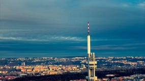Свет лета башни ТВ вида с воздуха Праги стоковые изображения rf Свет лета башни ТВ вида с воздуха Праги стоковые изображения rf