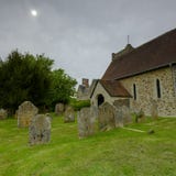 Свет на день overcast - взгляд после полудня весны церков St Mary в Selborne, Хемпшире, Великобритании стоковое фото rf Свет на день overcast - взгляд после полудня весны церков St Mary в Selborne, Хемпшире, Великобритании стоковое фото rf