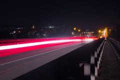 Света автомобиля на шоссе с темной ночью стоковое изображение Света автомобиля на шоссе с темной ночью стоковое изображение