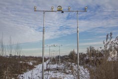 Света взлетно-посадочной дорожки авиаполя после обеда в зиме стоковые изображения rf Света взлетно-посадочной дорожки авиаполя после обеда в зиме стоковые изображения rf