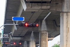 Света лампы островка безопасност красные стрелки для того чтобы остановить автомобиль с доской имен улицы Стоковые Фото Света лампы островка безопасност красные стрелки для того чтобы остановить автомобиль с доской имен улицы Стоковые Фото