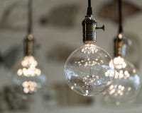 Света СИД привесные с круглыми стеклянными шариками, латунными гнездами, накалять, вися от потолка 8x10 стоковое фото rf Света СИД привесные с круглыми стеклянными шариками, латунными гнездами, накалять, вися от потолка 8x10 стоковое фото rf